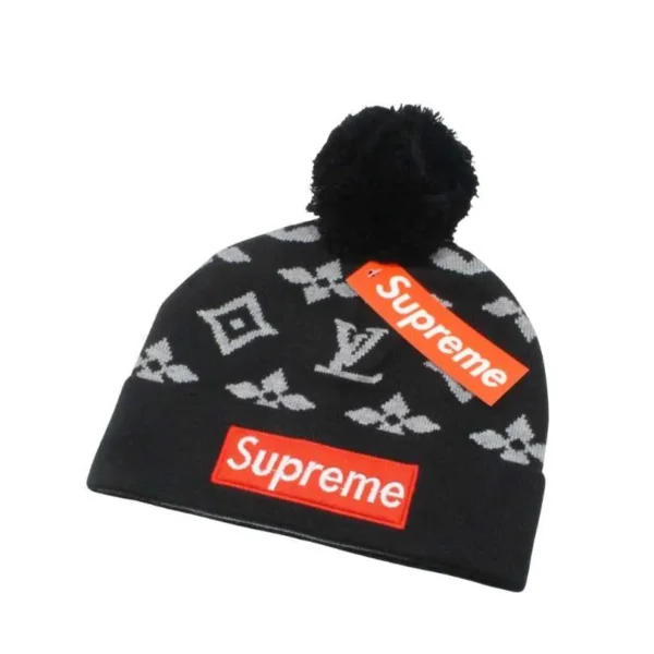 beanie-louis-vuitton-x-supreme-logo-pom-pom-collection-lv030.webp Beanie Louis Vuitton x Supreme Logo Pom-Pom Collection LV030