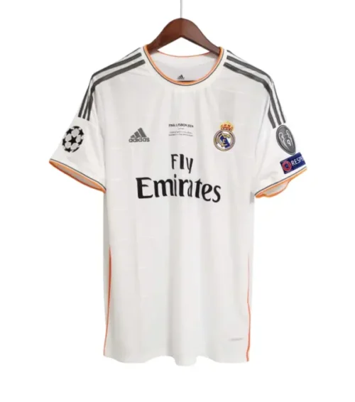 camiseta-retro-real-madrid-13-14-1-equipacion-edicion-final-champions-league.webp Camiseta Retro Real Madrid 13/14 1ª Equipación – Edición Final Champions League