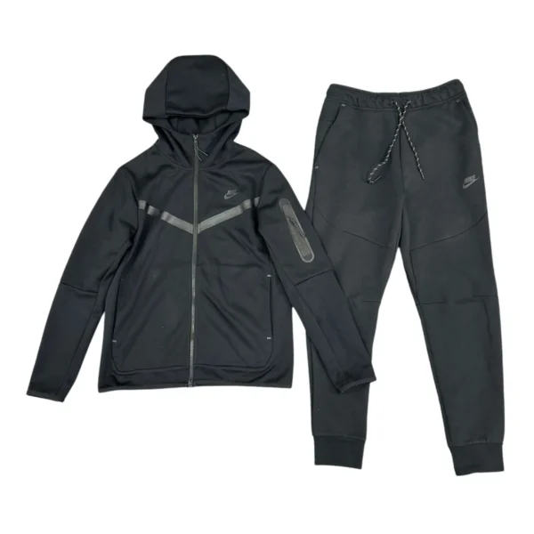 conjunto-nike-tech-fleece-negro-algodon-real.webp Conjunto NIKE TECH Fleece «Negro» Algodón Real