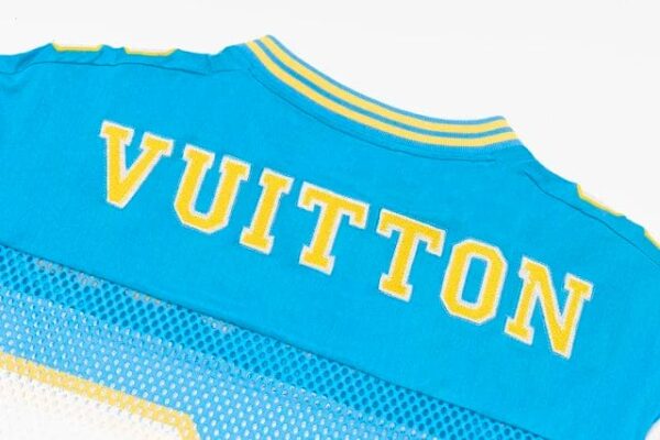 pcitem1745330852-1b750000018718e7a2d60a231179_1080_720_jpg-1.jpg LV T-shirt Sporty with Patch