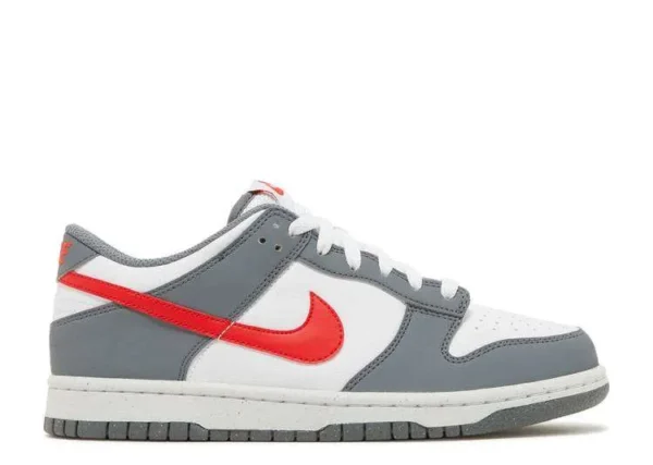 sb-dunk-low-grey-red.webp SB DUNK LOW ‘GREY RED’